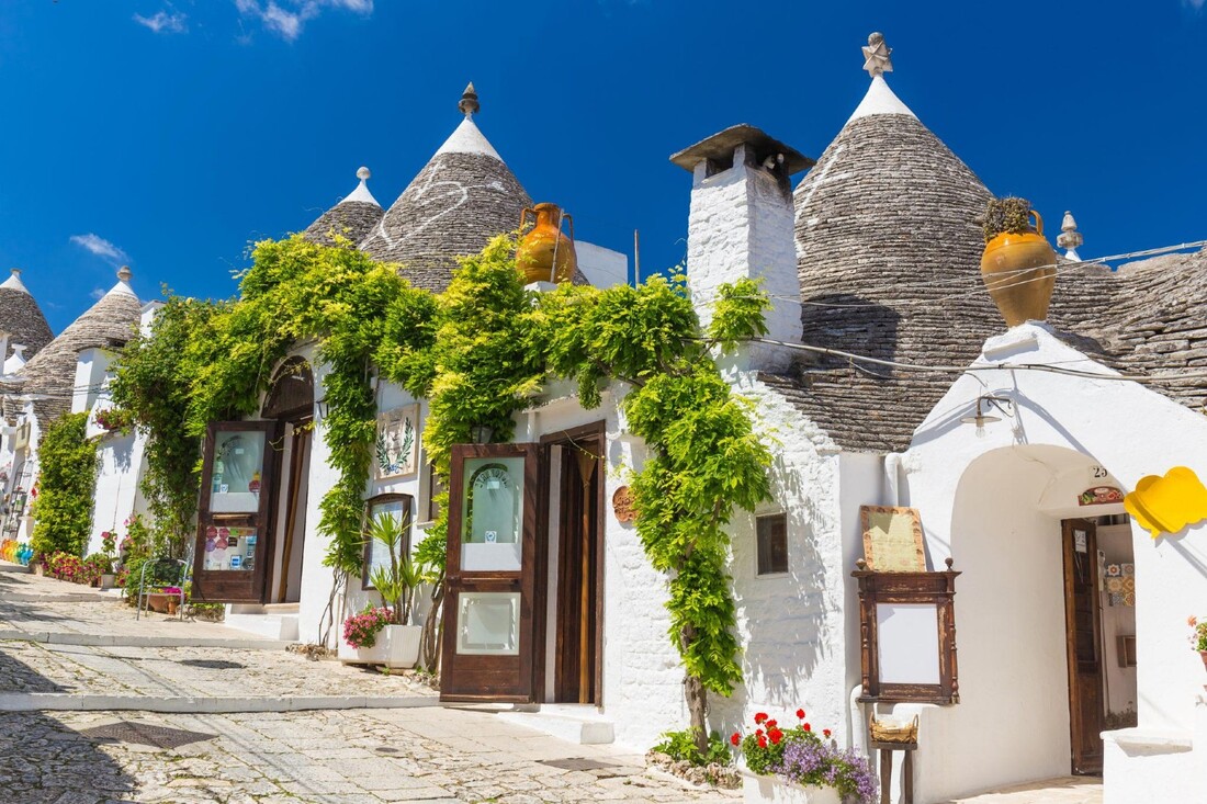 Straat met trulli in Alberobello, UNESCO Werelderfgoed