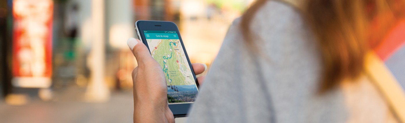 Reiziger met een smartphone met een routekaart in de hand