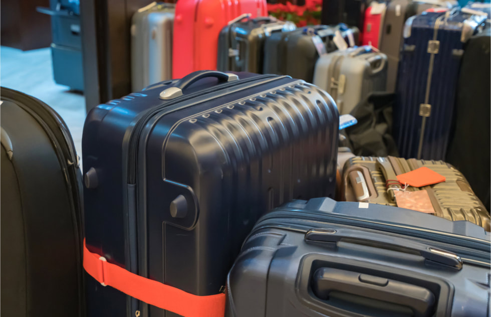 Koffers op een rij, klaar voor het dagelijkse bagagevervoer tussen de hotels
