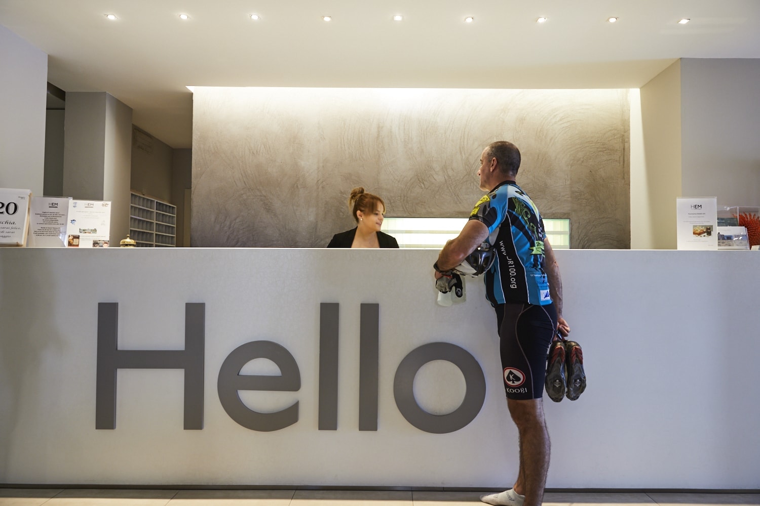 Fietser meldt zich bij de receptie van een hotel na een dag fietsen