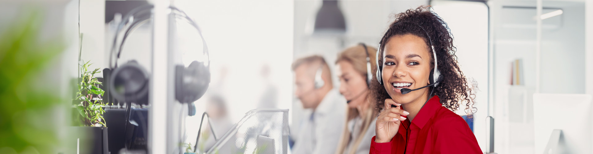Medewerker van de klantenservice beantwoordt een oproep met een headset