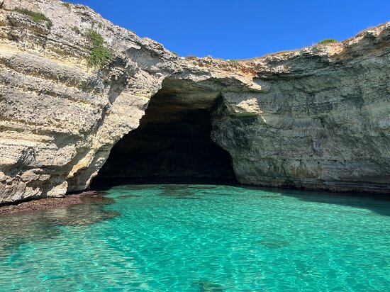 Zeegrot met turkooisblauw water aan de kust van Puglia, gezien vanaf een boot
