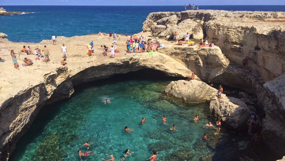De Grotta della Poesia, natuurlijk zwembad aan zee bij Torre dell'Orso in Salento