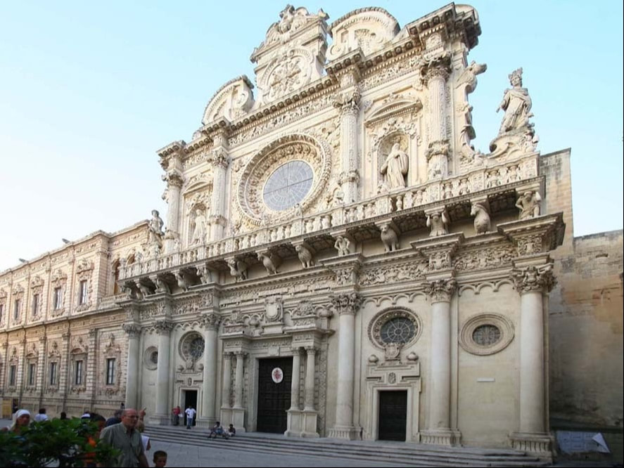 Barokke gevel van de Basilica di Santa Croce in Lecce, een veelgebruikt startpunt van onze reizen